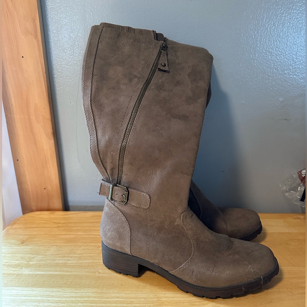 Women’s White Mountain boots.  Good condition
